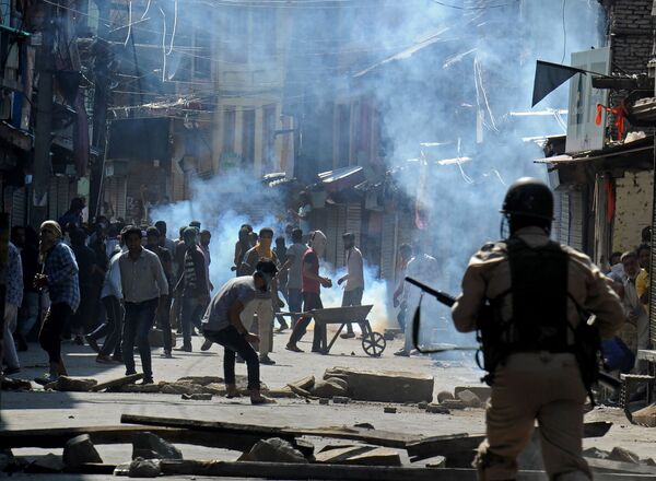 اشتباكات بين مسلمي كشمير وقوات الأمن الهندية في مدينة سريناغار، الهند 3 أغسطس/ آب 2016 - سبوتنيك عربي