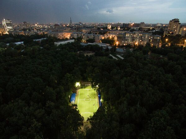 أشخاص يلعبون في ملعب لكرة القدم في موسكو - سبوتنيك عربي