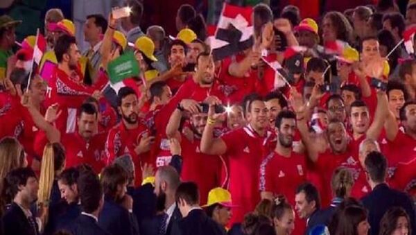 لاعب مصري يرفع علم السعودية في ريو دي جانيرو - سبوتنيك عربي