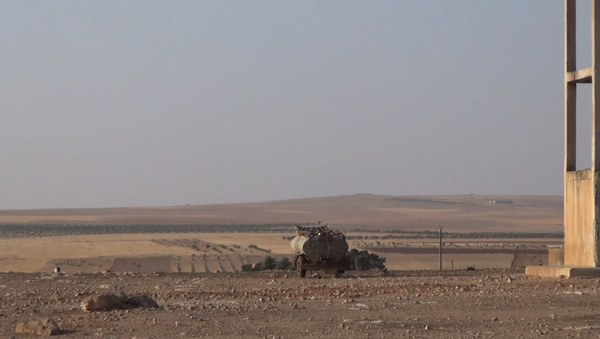 لحظة احتراق معدات ثقيلة لـداعش بعد القصف السوري - سبوتنيك عربي