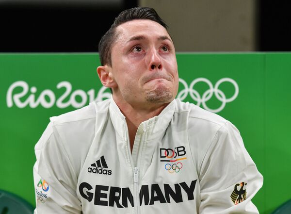 أولمبياد ريو 2016 - رياضي ألماني يبكي متأثراً بإصابات عدة خلال مرحلة التأهل لفريق الجمباز الألماني، 6 أغسطس/ آب 2016 - سبوتنيك عربي