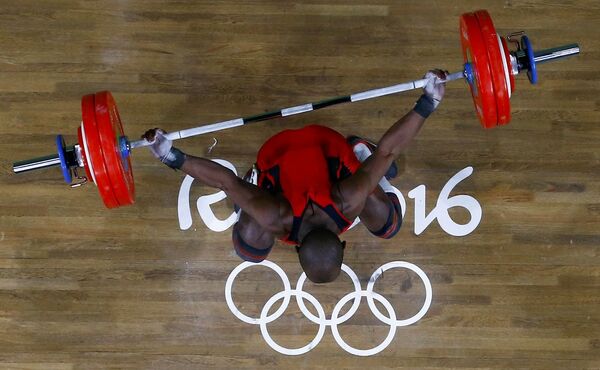 أولمبياد ريو 2016 - رياضي كولومبي خلال مسابقة رفع الأثقال (69 كلغ)، 9 أغسطس/ آب 2016 - سبوتنيك عربي