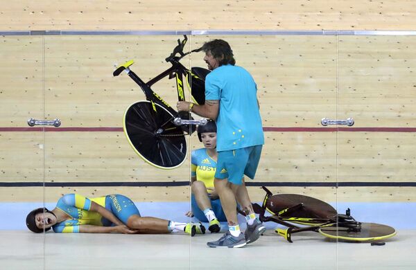 أولمبياد ريو 2016 - الرياضيتان الأستراليتان بعد اصطدامهما خلال سباق الدراجات، 8 أغسطس/ آب 2016 - سبوتنيك عربي