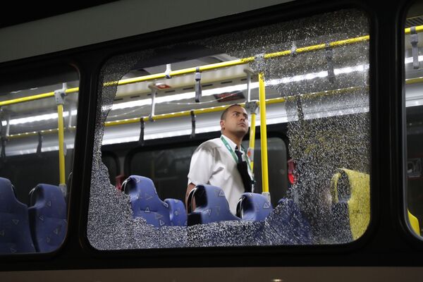 زجاج نوافذ الحافلة المكسرة بعد محاولة تنفيذ عمل إرهابي في ريو دي جانيرو، البرازيل 9 أغسطس/ آب 2016 - سبوتنيك عربي