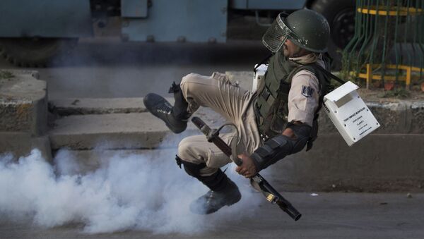 جندي هندي يسقط نتيجة انفجار قنبلة غاز مسيل للدموع في كشمير، 8 أغسطس/ آب 2016 - سبوتنيك عربي