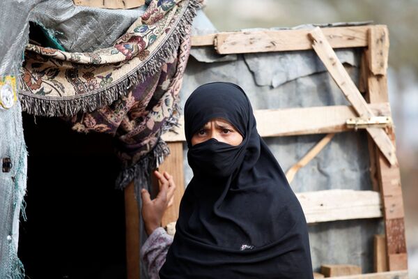 امرأة تقف بجانب بيتها في مخيم للنازحين بالقرب من مدينة صنعاء، اليمن 10 أغسطس/ آب 2016 - سبوتنيك عربي