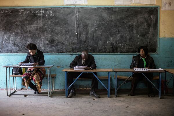 أعضاء أحزاب سياسية يتفقدون مراكز الاقتراع خلال انتخابات زامبيا، 11 أغسطس/ آب 2016 - سبوتنيك عربي