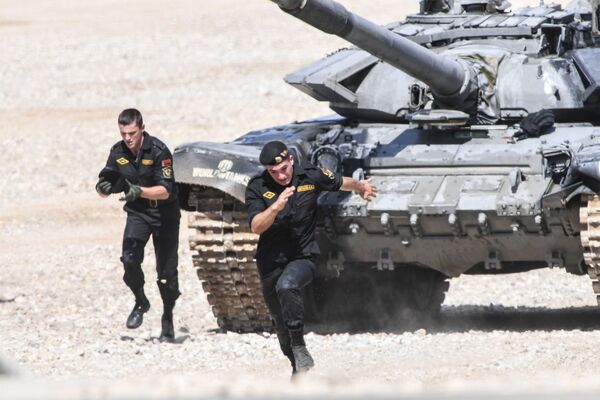 أفراد الجيش البيلاروسي خلال المرحلة الختامية من سباق الدبابات في الحقل العسكري ألابينو، روسيا - سبوتنيك عربي