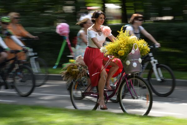 المشاركون في سباق ليدي نا فيلوسيبيدي (فتاة على الدراجة) في حديقة سوكولنيكي بمدينة موسكو. - سبوتنيك عربي
