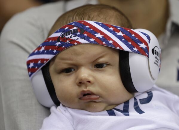 أولمبياد ريو 2016 - ابن السباح الأمريكي مايكل فيليبس يرتدي سماعات واقية للصوت خلال ألعاب ريو 2016، 11 أغسطس/ آب 2016 - سبوتنيك عربي