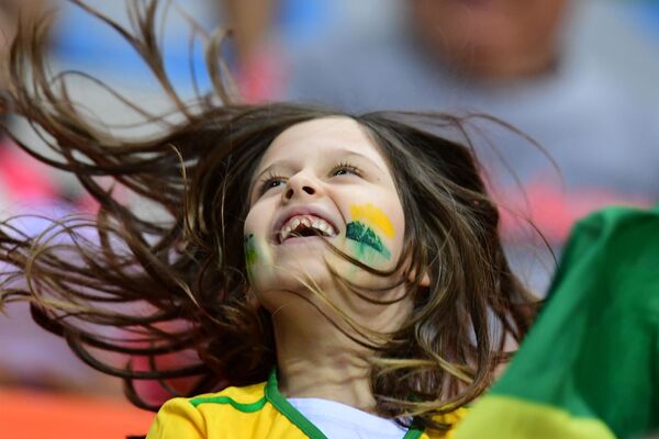 أولمبياد ريو 2016 - مشجعة برازيلية صغيرة تشجع فريقها لكرة اليد للنساء، 9 أغسطس/ آب 2016 - سبوتنيك عربي