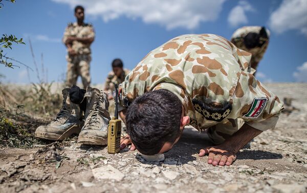جندى إيرانى يصلى خلال الألعاب العسكرية الدولية فى روسيا - سبوتنيك عربي