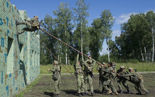 جنود الألعاب العسكرية الدولية فى روسيا يساعدون صديقهم على تسلق الحائط - سبوتنيك عربي