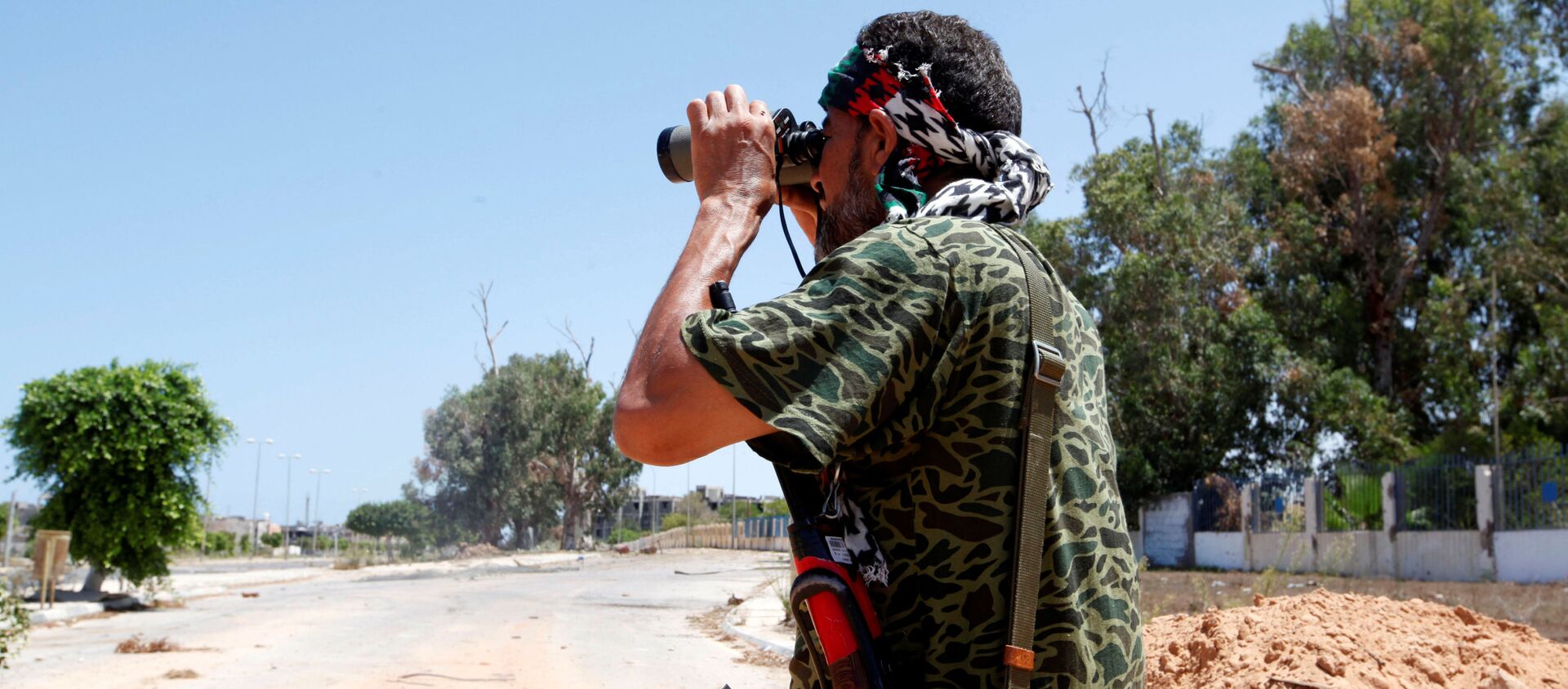 ليبيا - أفراد القوات الليبية خلال تواجدهم في مواقع المواجهة ضد تنظيم داعش في مدينة سرت، 15 أغسطس/ آب 2016 - سبوتنيك عربي, 1920, 12.02.2017