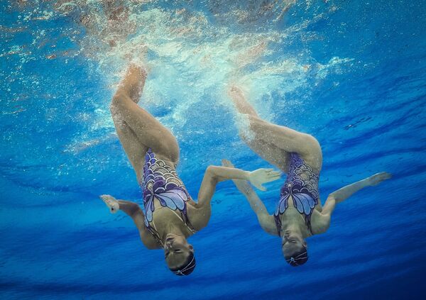 الروسيتان ناتاليا إيشينكو وسفيتلانا روماشينا في نهائيات ثنائيات السباحة الإيقاعية بدورة الألعاب الأولمبية الصيفية الحادية والثلاثين - سبوتنيك عربي