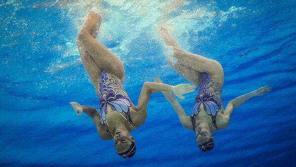 الروسيات ناتاليا إيشينكو وسفيتلانا روماشينا في نهائيات ثنائيات السباحة التوقيعية بدورة الالعاب الاولمبية الصيفية الحادية والثلاثين - سبوتنيك عربي