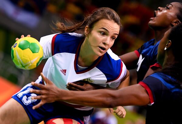 لاعبة المنتخب الروسي لكرة اليد آنا فياهيريفا في مباراة ضد فرنسا في دورة الألعاب الأولمبية - سبوتنيك عربي
