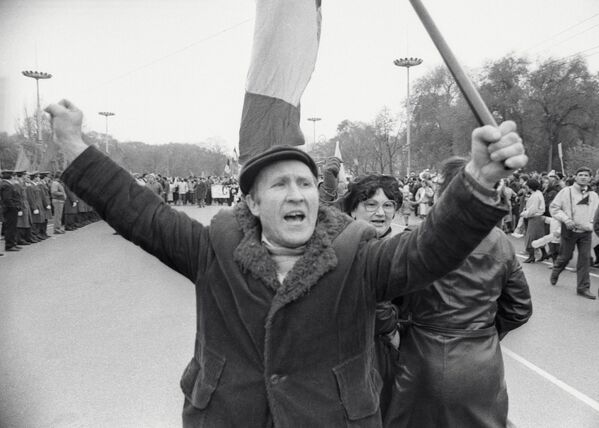 المتطرفون من الجبهة الشعبية يسدون الطريق في العاصمة كيشينيوف، مولدافيا، عام 1989 - سبوتنيك عربي