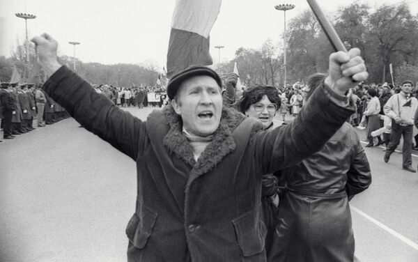 المتطرفون من الجبهة الشعبية يسدون الطريق لمنع الذهاب إلى المظاهرة في بواسطة معدات عسكرية وحربية في العاصمة كيشيناو،  مولدوفا عام 1989 - سبوتنيك عربي