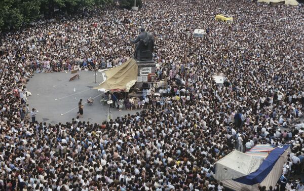 حشودات كبيرة اجتمعت في ساحة سفوبودا (الحرية)  في العاصمة يريفان، أرمينيا 1990 - سبوتنيك عربي