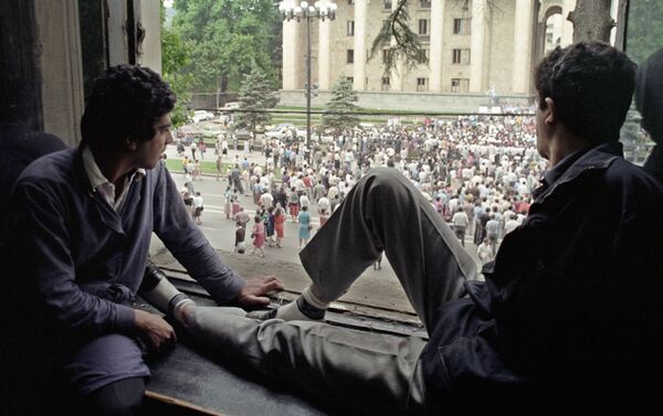 حشودات كبيرة اجتمعت أمام المبنى الرئاسي في العاصمة تبيليسي، جورجيا 1990 - سبوتنيك عربي
