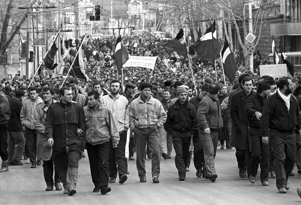 مظاهرة في شوارع العاصمة الجورجية تبليسي لتسريع عمليات إعادة البناء والتغيير واستقلال جهوريات الاتحاد، 1990 - سبوتنيك عربي