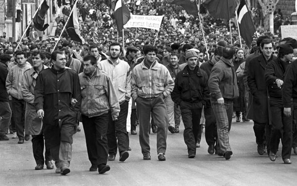 مظاهرة في شوارع العاصمة الجورجية تبليسي لتسريع عمليات إعادة الهيكلة وتمكين جمهوريات الاتحاد، 1990 - سبوتنيك عربي