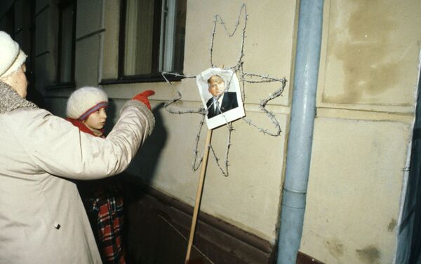 صورة لآخر رئيس الاتحاد السوفيتي ميخائيل غورباتشيوف في أحد شوارع مدينة ريغا، لاتفيا عام 1991 - سبوتنيك عربي