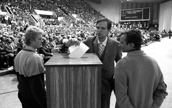 التصويت في المؤتمر التأسيسي للمنظمة الاجتماعية-السياسية سايوديس في قاعة قصر سبورت في العاصمة فيلنيوس، ليتوانيا 22-23 أكتوبر/ تشرين الأول عام 1988 - سبوتنيك عربي