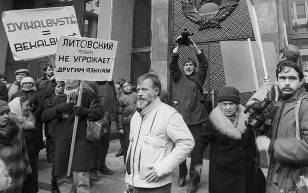 المشاركون في اعتصام أمام المجلس الأعلى للليتوانيا الاشتراكية السوفياتية في العاصمة فيلنيوس، ليتوانيا 1989 - سبوتنيك عربي