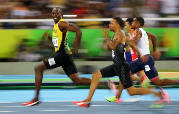 أولمبياد ريو 2016 - الرياضي الجمايكي بولت ينظر إلى الخلف خلال سباق الدور نصف النهائي لمسافة 100 متر للرجال، 14 أغسطس/ آب 2016 - سبوتنيك عربي