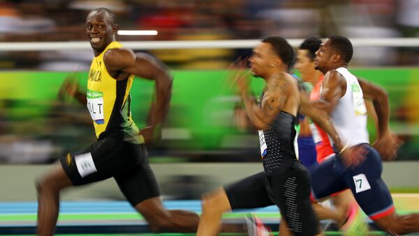 أولمبياد ريو 2016 - الرياضي الجمايكي يوسين بولت ينظر إلى الخلف خلال النصف النهائي لسباق الـ 100 متر للرجال، 14 أغسطس/ آب 2016 - سبوتنيك عربي