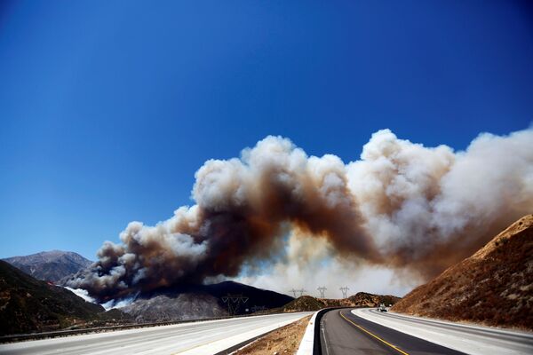 دخان كثيف ينبعث من نيران الحرائق في سان بيرناردينو بولاية كاليفورنيا، 17 أغسطس/ آب 2016 - سبوتنيك عربي