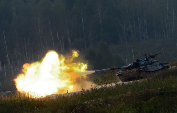 فرقة الدبابات تي-72 ب3 من كازاخستان خلال المسابقة الدولية للألعاب العسكرية في ألابينو بضواحي موسكو. - سبوتنيك عربي
