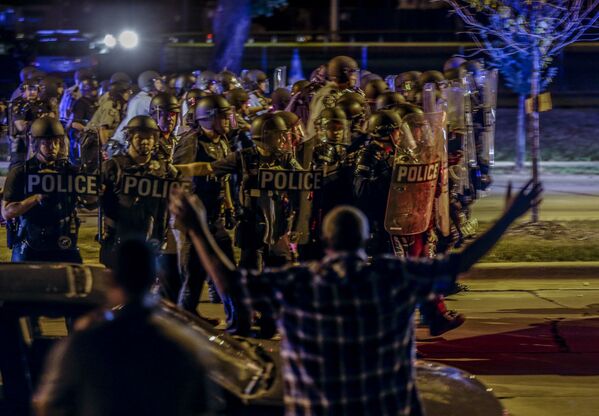 اشتباك الشرطة الأمريكية مع المتظاهرين في مدينة ميلووكي بولاية ويسكونسن، 14 أغسطس/ آب 2016 - سبوتنيك عربي