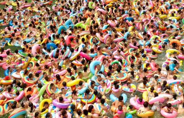 وقت السباحة - بركة للسباحة في الصين، 14 أغسطس/ آب 2016 - سبوتنيك عربي