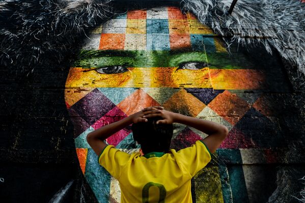 صورة جدارية ضخمة في أحد شوارع مدينة ريو دي جانيرو للفنان إدواردو كوبرا، البرازيل. - سبوتنيك عربي