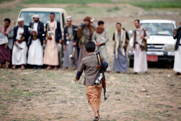 طفل يمني مسلّح موال لقوات الحوثيين، صنعاء 14 أغسطس/ آب 2016 - سبوتنيك عربي