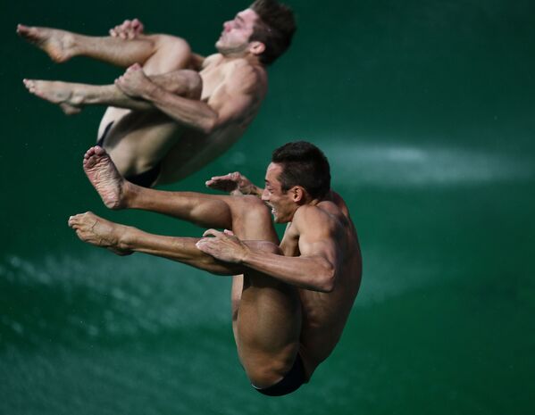 أولمبياد ريو 2016 - الرياضيان الأمريكيان أثناء الغطس المتزامن للرجال من منصة ثابتة ارتفاع 10 أمتار - سبوتنيك عربي