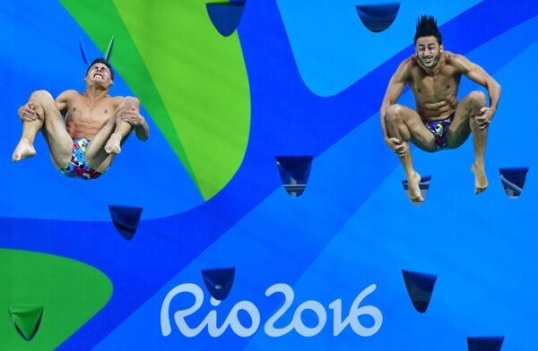 أولمبياد ريو 2016 - الرياضيان الإيطاليان أثناء الغطس المتزامن للرجال من منصة ثابتة ارتفاع 10 أمتار - سبوتنيك عربي
