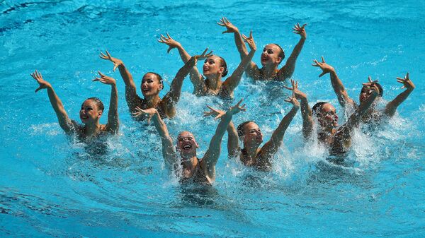 السباحة الإيقاعية - فريق الفتيتات الروسيات ينال ذهبية في أولمبياد ريو 2016 - سبوتنيك عربي