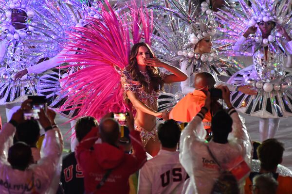 وداعاً ريو 2016 - عارضة الأزياء البرازيلية إزابيل غولار  في استاد ماراكانا خلال مراسم انتهاء الألعاب الأولمبية الصيفية الـ 31 في ريو دي جانيرو، 21 أغسطس/ آب 2016 - سبوتنيك عربي
