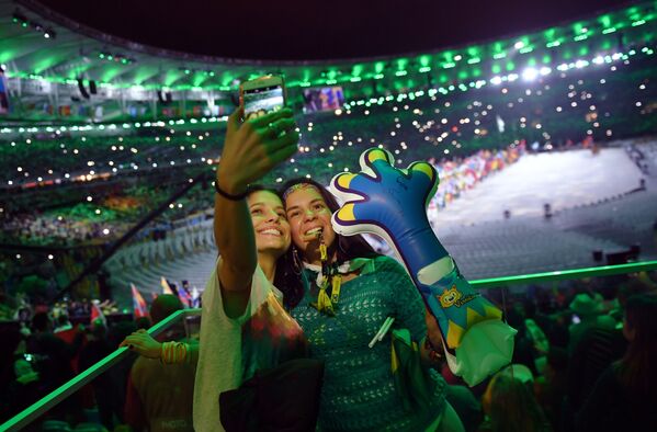 وداعاً ريو 2016 - جماهير يلتقطون صور سيلفي على خلفية استاد ماراكانا خلال مراسم انتهاء الألعاب الأولمبية الصيفية الـ 31 في ريو دي جانيرو، 21 أغسطس/ آب 2016 - سبوتنيك عربي