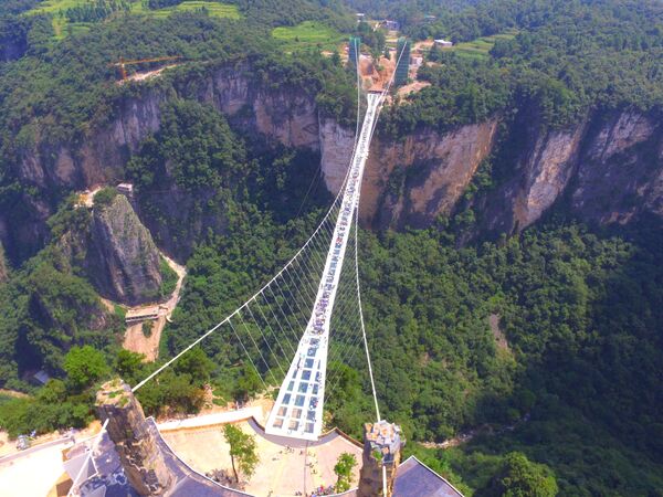 أطول جسر زجاجي في العالم - جسر زجاجي يمر من فوق وادي زانغجياجي بمقاطعة هونان في الصين - سبوتنيك عربي