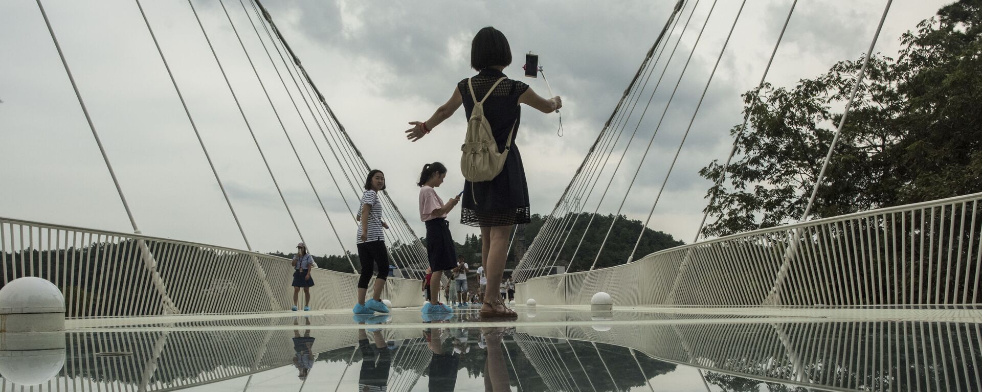 أطول جسر زجاجي في العالم - جسر زجاجي يمر من فوق وادي زانغجياجي بمقاطعة هونان في الصين  - سبوتنيك عربي, 1920, 27.09.2021