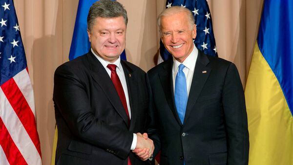 الرئيس الأوكراني بيوتر بوروشينكو ونائب الرئيس الأمريكي جو بايدن - سبوتنيك عربي