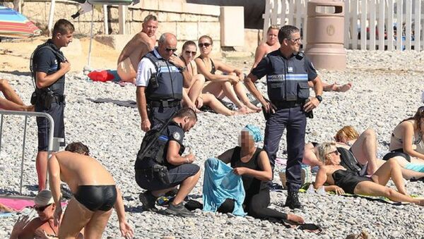 الشرطة الفرنسية تجبر امرأة مسلمة على خلع الملابس - سبوتنيك عربي