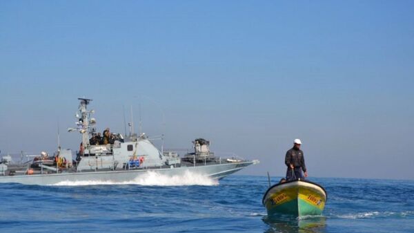 القوات الإسرائيلية تطارد الصيادين الفلسطينيين قبالة شاطئ قطاع غزة - سبوتنيك عربي