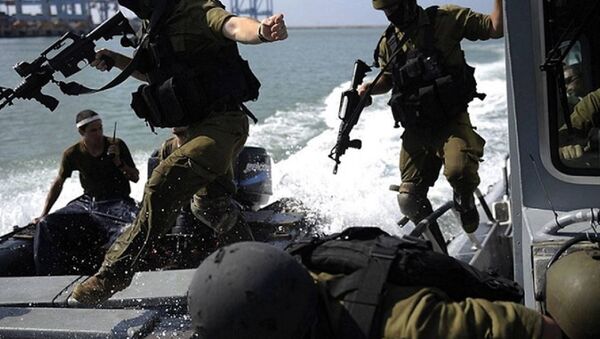 القوات الإسرائيلية تطارد الصيادين الفلسطينيين قبالة شاطئ قطاع غزة - سبوتنيك عربي