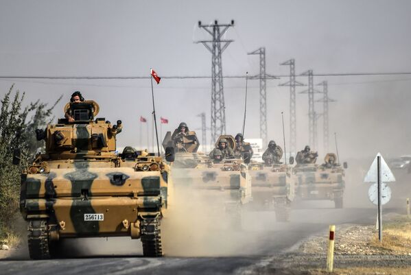 دبابات الجيش التركي على مشارف الحدود السورية التركية، وذلك قبيل الدخول ومحاربة الارهابيين في جرابلس السورية، 25 أغسطس/ آب 2016 - سبوتنيك عربي